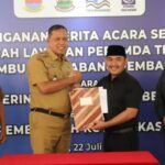 Bupati bekasi ade kuswara kunang dan wali kota bekasi tri adhianto serah terima aset