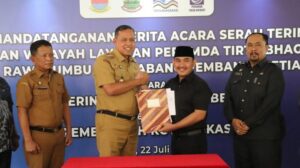 Bupati bekasi ade kuswara kunang dan wali kota bekasi tri adhianto serah terima aset